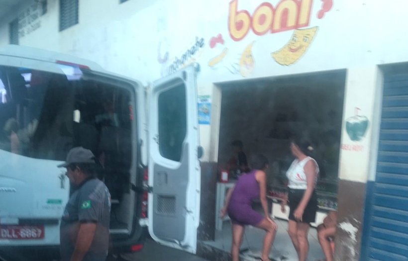 Moradores ficam no sol no ponto final das vans em Santana