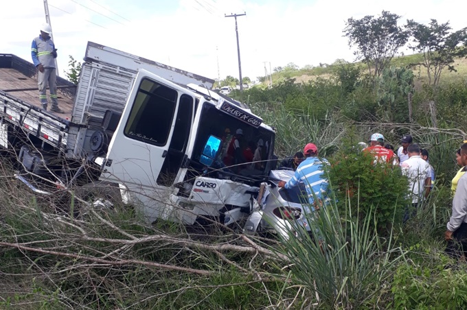 Todos os mortos estavam no Renault Kwid atingido de frente pelo motorista do caminhão, que tem placa de Olivença (Cortesia - Corpo de Bombeiros Militar)