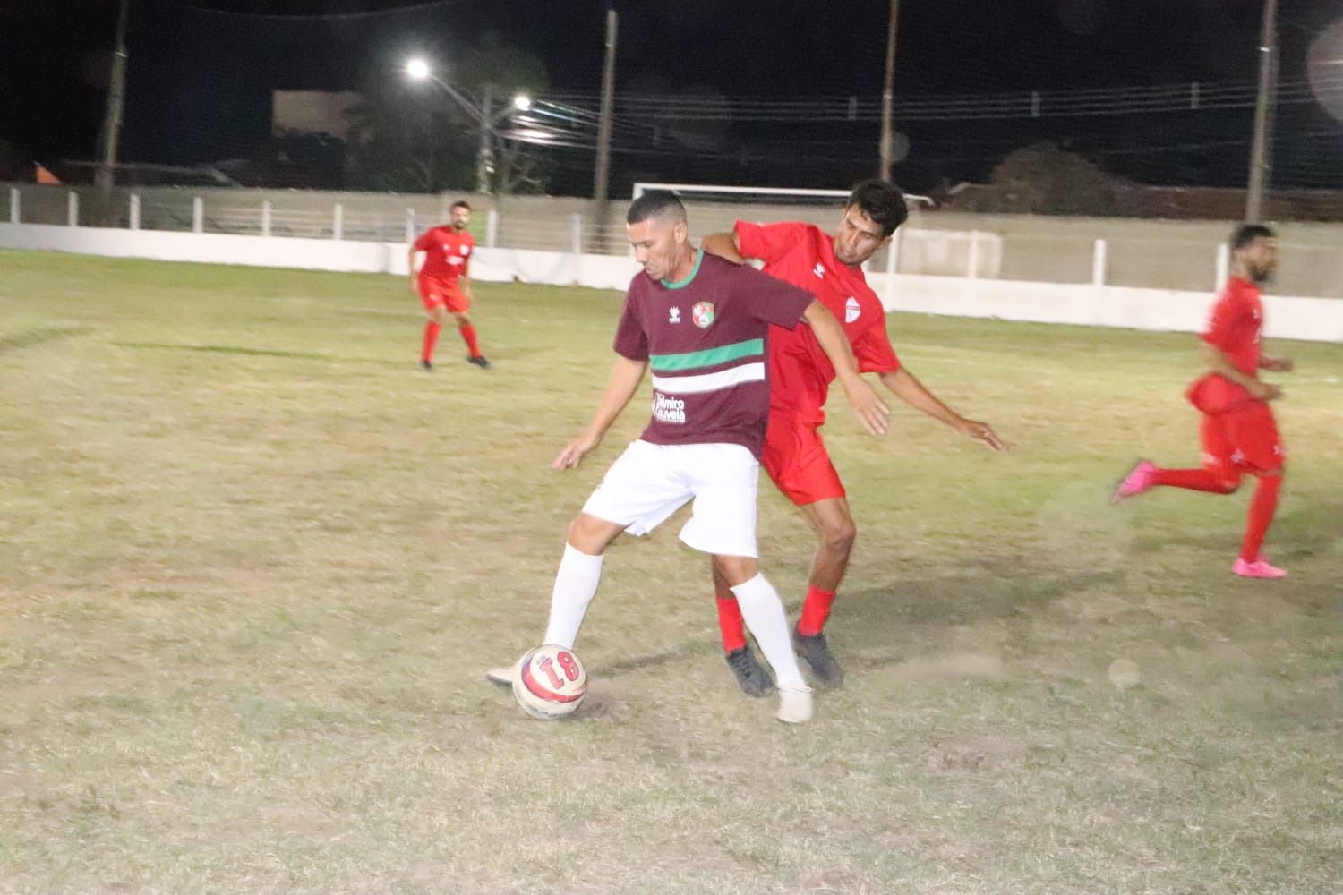 Jogadores do time do Rebeca e do Fluminense disputa de bola 