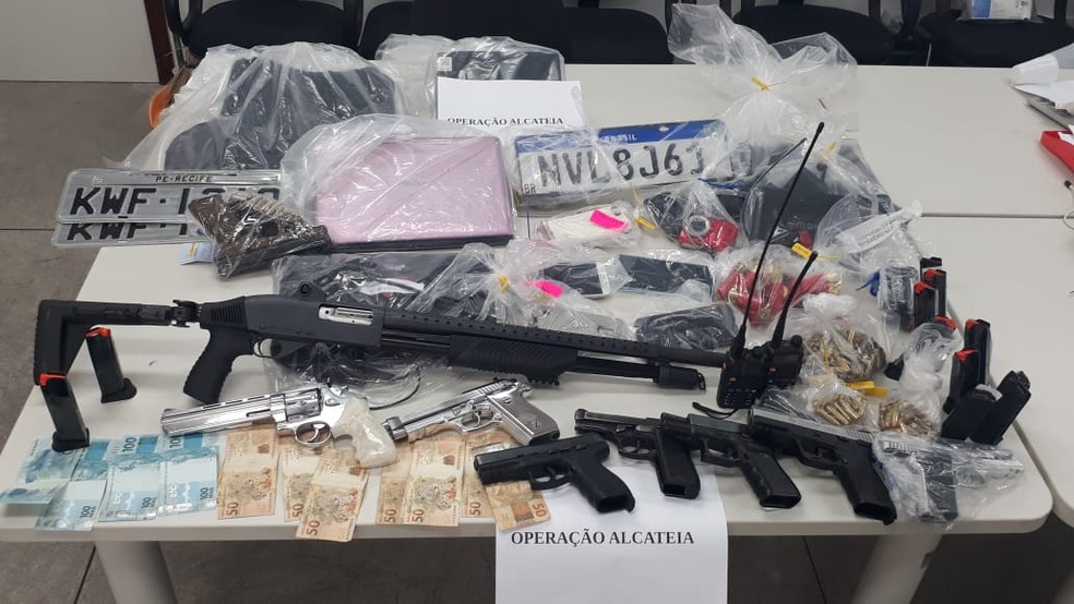 Materiais foram apreendidos em operação que terminou com quatro PMs presos na Bahia, por envolvimento com milícias (Divulgação/SSP-BA)