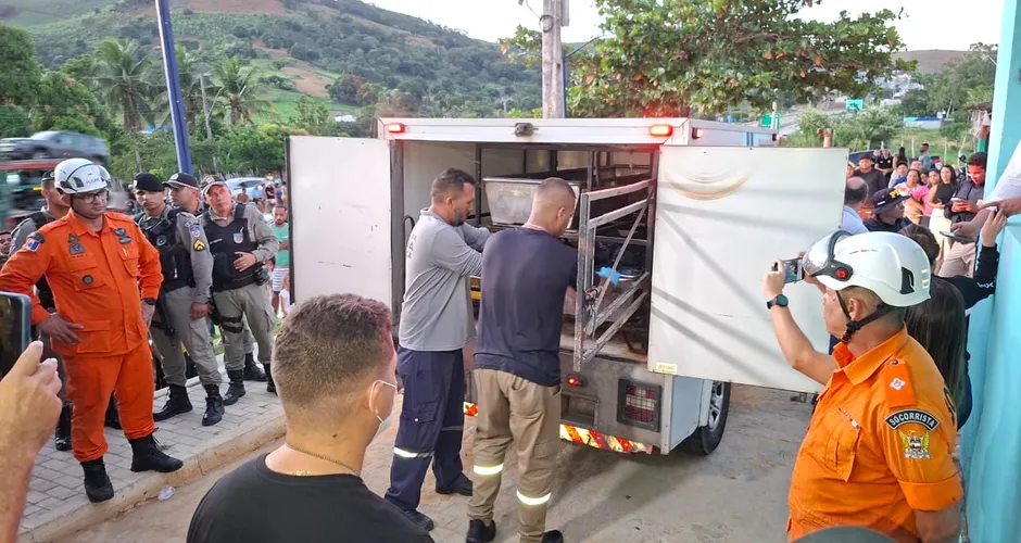 Momento que o corpo da criança é levado para o IML FOTO: Rogerio Costa/Gazeta Web